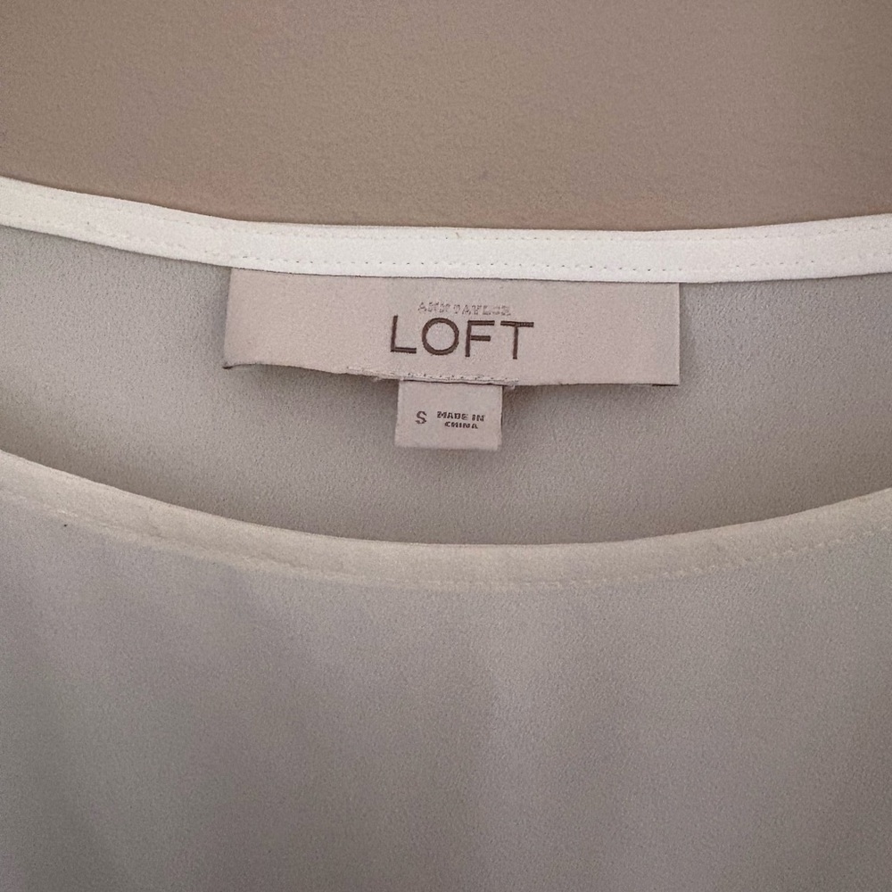 LOFT White Flowy Women’s Blouse size small - Picture 2 of 3